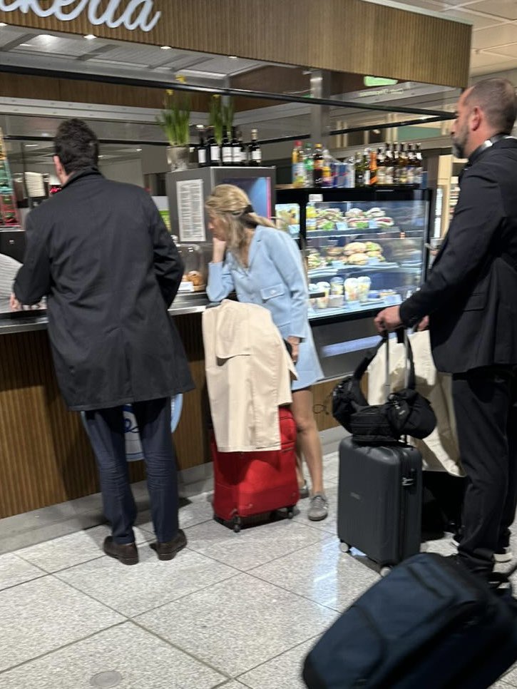 vitoquiles's tweet photo. Hablemos de las vacaciones de nuestros políticos:

Yolanda Díaz en el aeropuerto de Múnich quemando la tarjeta en el Dutty Free. 

José Luís Ábalos en Pontevedra comiendo marisco en el club Veiramar con vistas a la ría. 

Pablo Iglesias viajando a México mientras pide dinero para abrir otro bar. 

Armengol de ruta por las islas y echando una cabezadita en el avión. 

Manuel Chaves en el hotel Silken de Sevilla disfrutando del buen tiempo en su terraza. 

Que barato sale estafar, robar y reírse de todos los españoles.