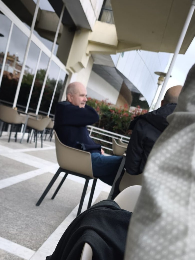 vitoquiles's tweet photo. Hablemos de las vacaciones de nuestros políticos:

Yolanda Díaz en el aeropuerto de Múnich quemando la tarjeta en el Dutty Free. 

José Luís Ábalos en Pontevedra comiendo marisco en el club Veiramar con vistas a la ría. 

Pablo Iglesias viajando a México mientras pide dinero para abrir otro bar. 

Armengol de ruta por las islas y echando una cabezadita en el avión. 

Manuel Chaves en el hotel Silken de Sevilla disfrutando del buen tiempo en su terraza. 

Que barato sale estafar, robar y reírse de todos los españoles.