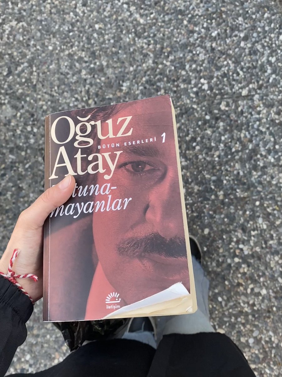 bsarelif's tweet photo. En kötüsü, hayır demeyi öğrenemedim. Yemeğe kal, dediler: kaldım. Oysa, kalınmaz. Onlar biraz ısrar ederler; sen biraz nazlanırsın. Sonunda kalkıp gidilir. #oğuzatay #tutunamayanlar https://t.co/qMUKxGUgyt