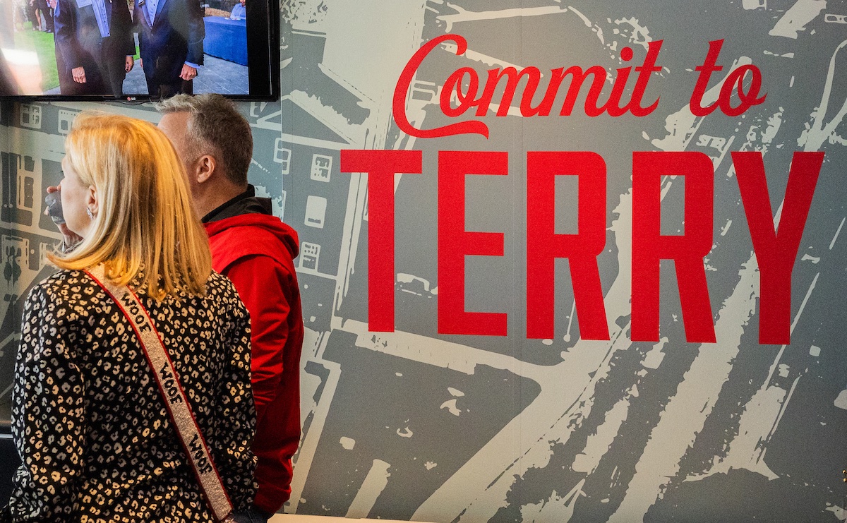 TerryCollege's tweet image. Our @UniversityofGA MBA and MSBA Alumni Board members had a blast watching the G-Day game from the Terry College SkySuite last weekend! 

It was a perfect day for reconnecting, making new connections, and showing some serious Bulldog spirit in the heart of Athens. 

#AlwaysADawg