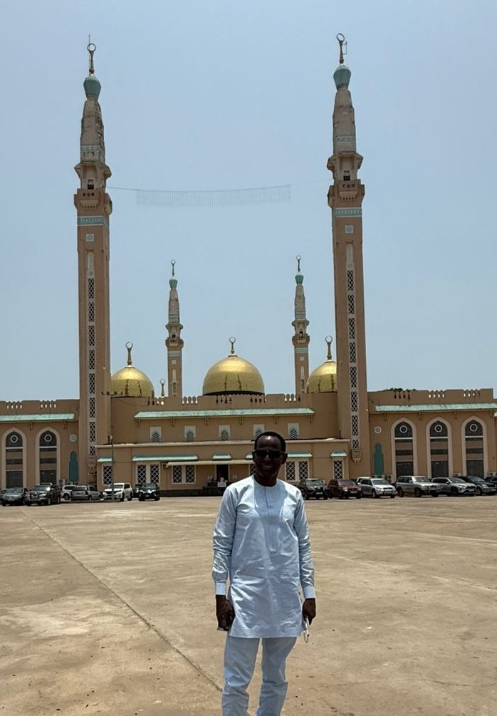 mamaneshow's tweet photo. Quelle émotion de prier jumaa dans la grande mosquée Fayçal de Conakry,  l'une des pls grandes d'Afrique de l'ouest https://t.co/3XwsmoiVkN