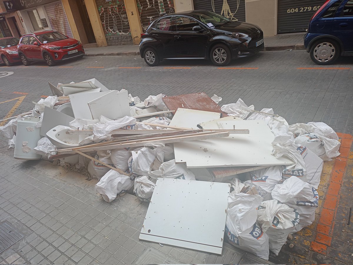 CHUNTA SENTRAL FALLERA (Banderí de enganche) (@piudeferrocolat) on Twitter photo Hola de nuevo, más de dos días llevan estos escombros esparcidos en la calle Pinzón n 8 y 10 en la plaza de carga y descarga... MAS DE DOS DIAS!!?
<a href="/AjuntamentVLC/">Ajuntament València</a> alguien? <a href="/policialocalvlc/">PoliciaLocalValència</a> alguien?
<a href="/AbusosCiutat/">Basta de Abusos en Ciutat Vella, València.</a> <a href="/AVelluters/">Amics de Velluters</a> <a href="/AmicsDelCarme/">Amics del Carme</a> Hola de nuevo, más de dos días llevan estos escombros esparcidos en la calle Pinzón n 8 y 10 en la plaza de carga y descarga... MAS DE DOS DIAS!!?
<a href="/AjuntamentVLC/">Ajuntament València</a> alguien? <a href="/policialocalvlc/">PoliciaLocalValència</a> alguien?
<a href="/AbusosCiutat/">Basta de Abusos en Ciutat Vella, València.</a> <a href="/AVelluters/">Amics de Velluters</a> <a href="/AmicsDelCarme/">Amics del Carme</a>