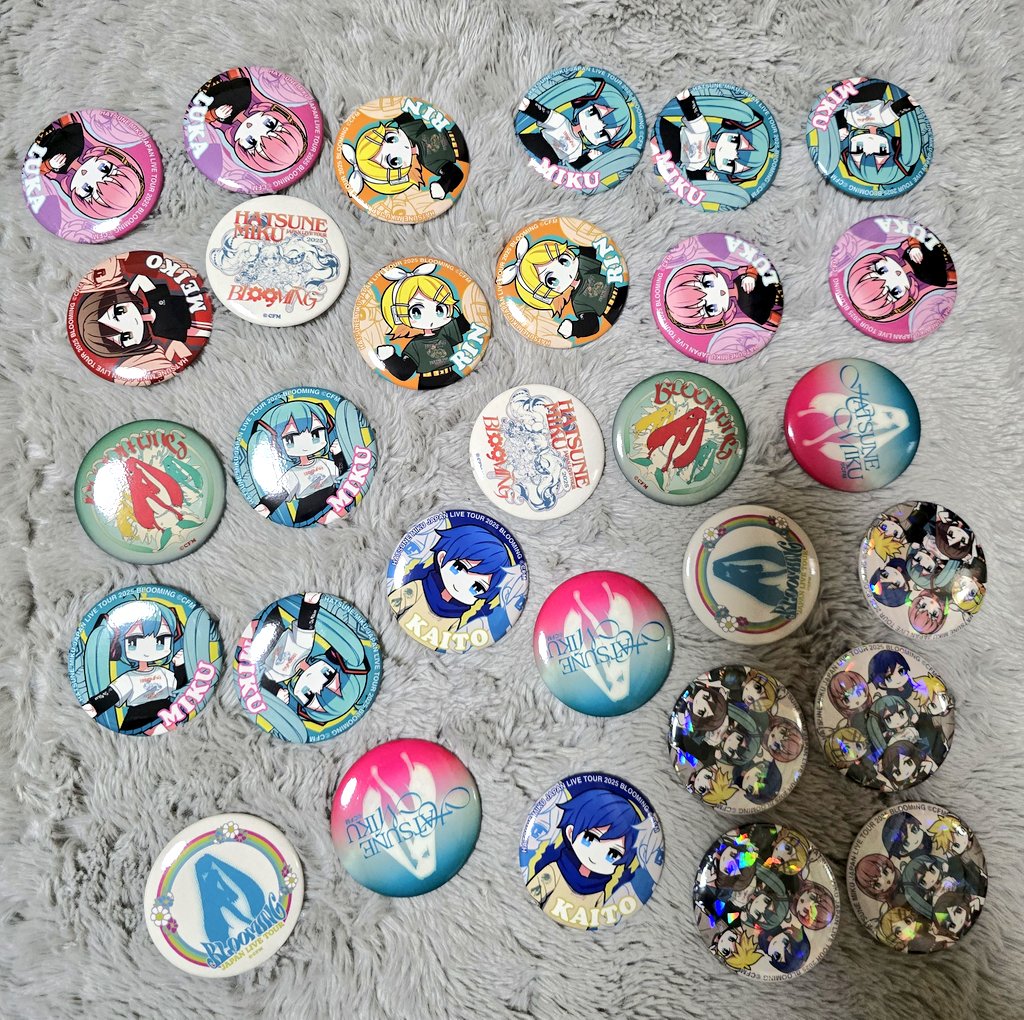 2dmsKinta's tweet photo. 【交換】初音ミク JAPAN TOUR 2025 ブルーミング Blooming 缶バッジ　缶バ

譲　画像のものどれでも
        複数提供可能です
また、こちらが所持している缶バッジも提供可能ですのでご希望のキャラをお伝え頂ければご提示いたします

求　画像2

郵送📮
袋から出していますが手袋で行っております🙇‍♀️ https://t.co/neW9PEwCNm