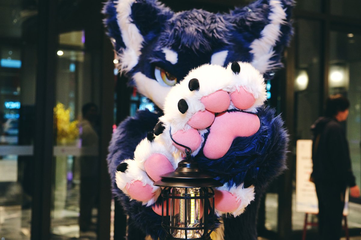 光となって輝け……星の終わりの塵！
#FursuitFriday