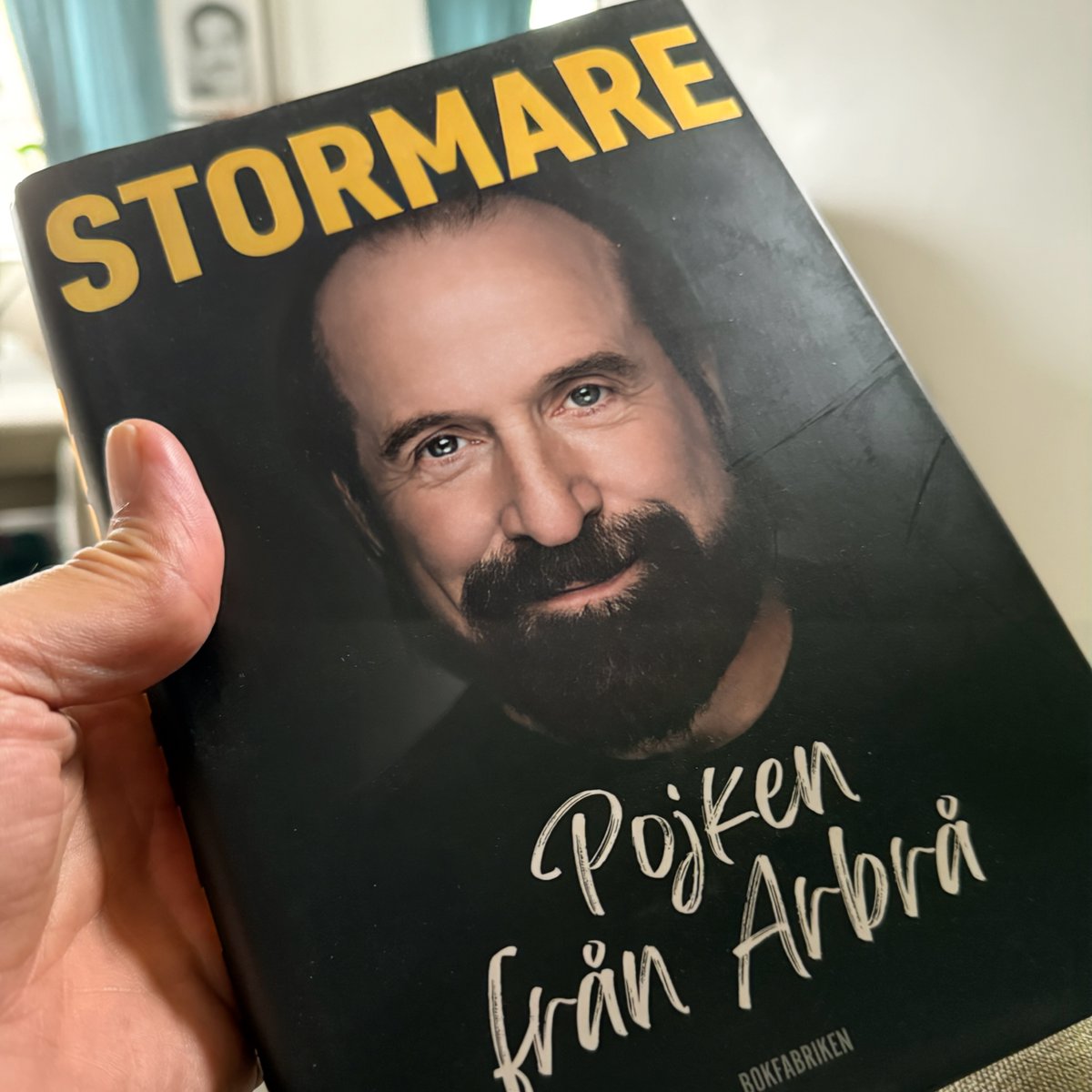 MobarakiH's tweet photo. I read (reading) about Peter Stormare – a small-town Swede who made it big in Hollywood.

What struck me wasn’t just the films, but the force behind them: stories. In his memoir, Pojken från Arbrå
https://t.co/phbcwD1lPv https://t.co/ibOOd3PGHM