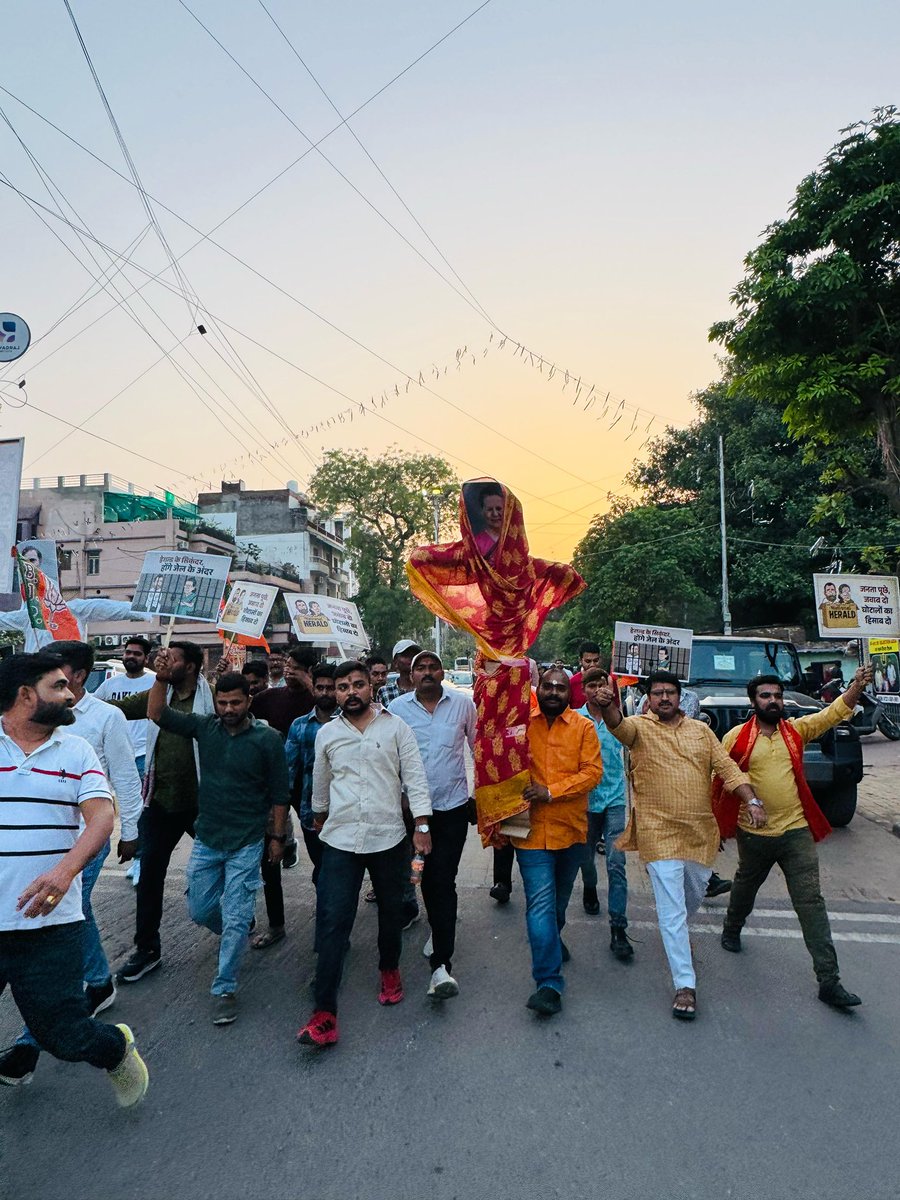 AmanKatra's tweet photo. आज नेशनल हेराल्ड घोटाले के खिलाफ भारतीय जनता युवा मोर्चा प्रयागराज महानगर द्वारा भाजपा जिला कर्यालय समीप लोक सेवा आयोग सिविल लाइन्स में राहुल गाँधी एवं सोनिया गाँधी का पुतला दहन कर विरोध प्रदर्शन किया गया..

#BJP4IND #BJYM #Congress #RahulGandhi https://t.co/ZonSZjybu5