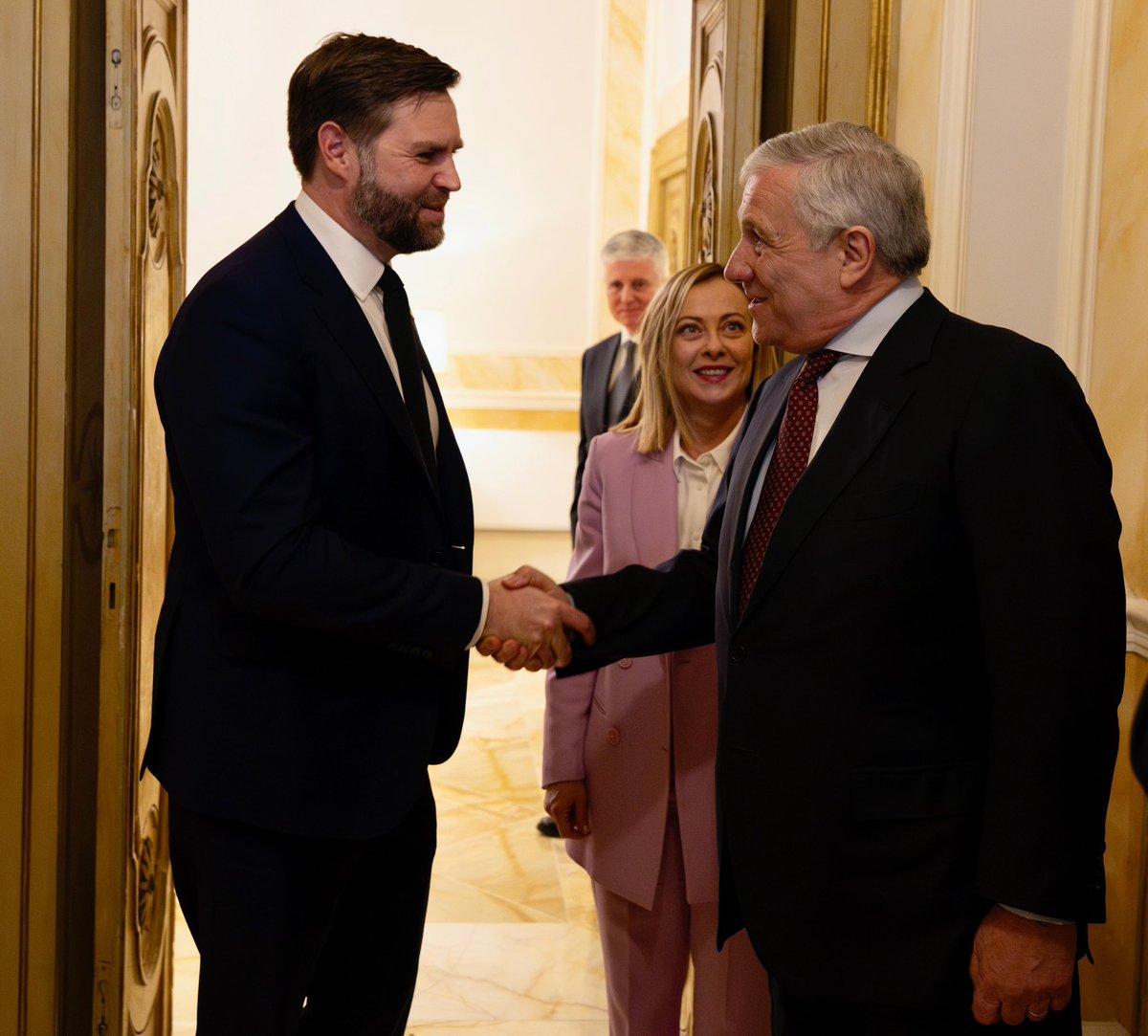 Antonio_Tajani's tweet photo. Great to welcome Vicepresident @JDVance in Rome! 🇮🇹🤝🏻🇺🇸 https://t.co/JjcsYokAKZ