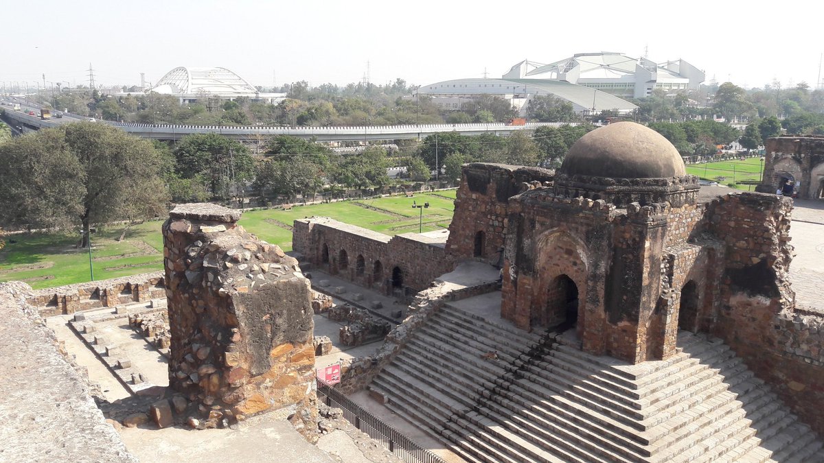 ssharadmohhan's tweet image. The tale of two domes!
On #WorldHeritageDay
The ruins of the #JamaMasjid at #FerozShahKotla
The 'Kotla' or Fortress was built by Feroz #Tughlak in 1354 as his version of #Delhi called Firozabad
The inscription on the Ashokan Pillar installed here was translated by James Prinsep
