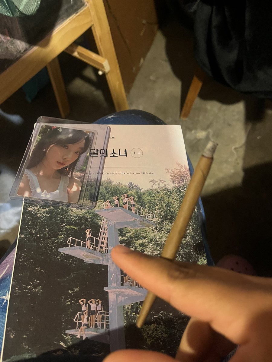 hyejusmixedgf's tweet photo. tonight…we smoke for loona https://t.co/xbkBKCBilW