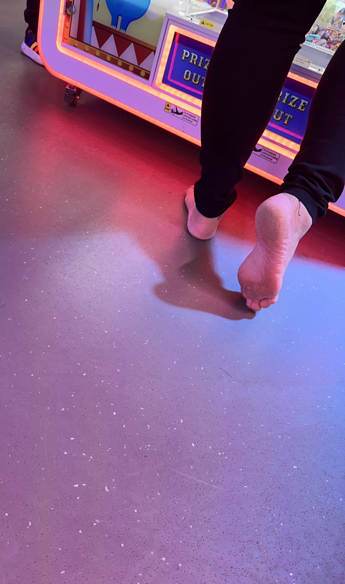 arianafeetuk's tweet photo. Close up of my soles while I was playing! #barefootgirl #dirtyfeet #dryfeet #flatheel #barefootlondon https://t.co/pYP6Bw8boB