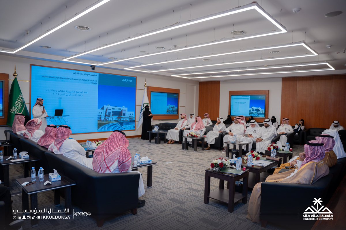 kkueduksa's tweet photo. التقى معالي رئيس #جامعة_الملك_خالد أ.د.فالح بن رجاء الله السلمي فريق الاعتماد الوطني لبرنامج جامعة معززة للصحة وجودة الحياة، واطلع الوفد خلال الزيارة على أبرز إنجازات الجامعة في مجال تعزيز الصحة وجودة الحياة، كما زار الوفد خلال الجولة عددًا من مرافق المدينة الجامعية بالفرعاء.. https://t.co/2TeZmN2uHB