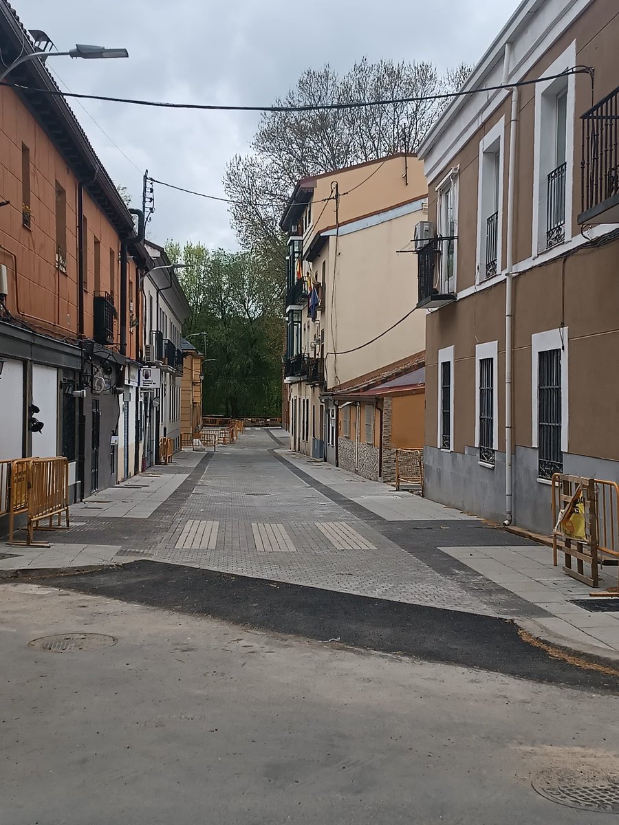 eltelefonillo's tweet photo. Hola @MADRID @Mtnezparamo @bcarabante Aprovechando las obras, igual sería una buena idea poner algunas jardineras urbanas con arbustos, aromáticas o incluso algunos arbolitos! Yo creo que estamos a tiempo de hacer las calles un poquito más bonitas y agradables. ¡GRACIAS! #ElPardo https://t.co/8kHmq1eXtT