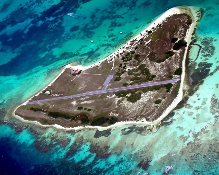 La ampliación de la pista en Los Roques se realizó sin consulta pública y sin conocerse estudios ambientales. Una construcción de este tipo contraviene decretos y normativas legales que regulan la actividad en los parques nacionales
📍bit.ly/48gTrzi
#ArmandoHistorias2024