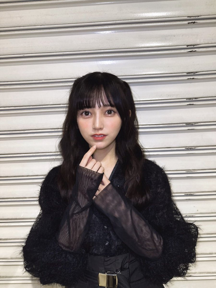 nogizaka46's tweet photo. 【ブログ更新 池田瑛紗】 本屋さんに入ってみればその陳列棚の美しさに恍惚とし、家にこうやって本を置きたいと思いつつもどんどん増えていく電子書籍の積ん読、というかもう読んだから電子の海に漂うスペースデブリ。また読むからいいか。そう、本当に必要なのは本じゃなく… https://t.co/7CYbfcMiT3 https://t.co/lNbUoaxZX3