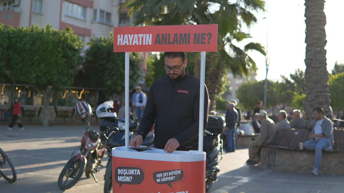 Davetciii's tweet photo. "Sen, Rabbinin yoluna hikmetle ve güzel öğütle davet et. Onlarla en güzel şekilde mücadele et. Şüphesiz ki Rabbin, yolundan sapanı en iyi bilendir; doğru yolda olanı da en iyi O bilir."
📖 Nahl Suresi, 125. Ayet

#sokakdavetleri #davet #adana #davetçi #adanadavet #sohbetmekanı https://t.co/Uwaro1GEIC
