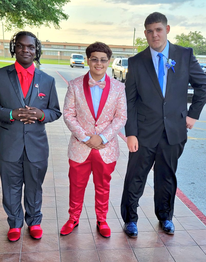 savvykj's tweet photo. We sent them off in style! Prom 2025 Amazing!! π Thanks again to #SaltandPepperGang #Service #Grateful #PromSwag #Classof2025 @AldineHS_AISD @AldineISD π π€ https://t.co/S91D7oX75I