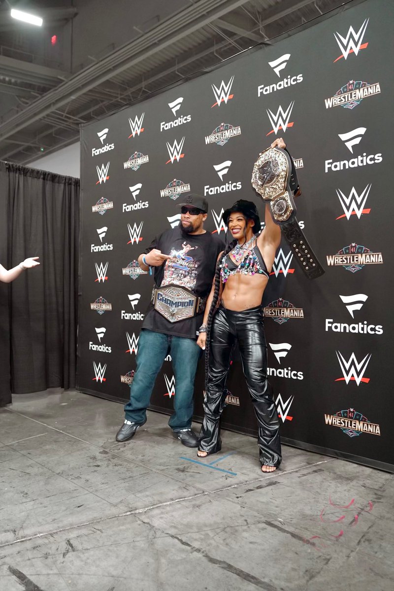 BiancaBelairWWE's tweet photo. Thank you to all of my #ESTies and #ESTate that came out to WWE World!
๐#ESTofWWE #wrESTleMania https://t.co/shjbgX0tUW
