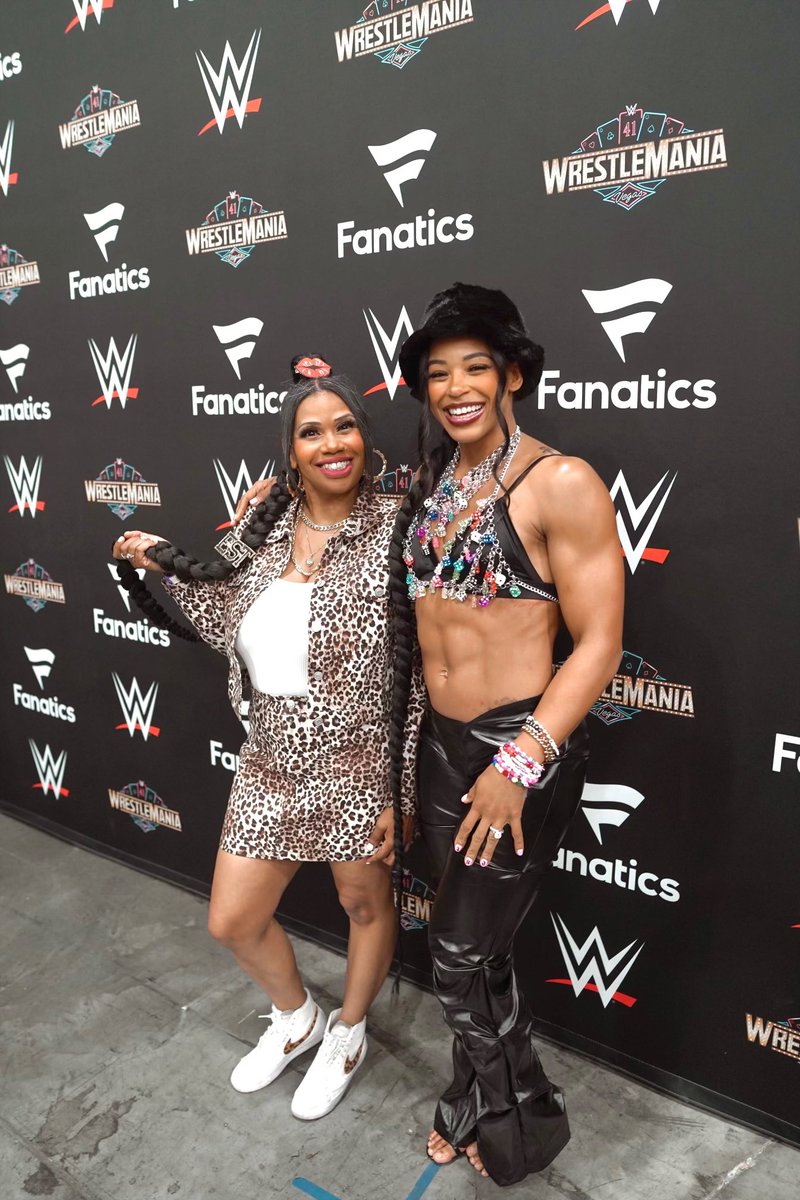 BiancaBelairWWE's tweet photo. Thank you to all of my #ESTies and #ESTate that came out to WWE World!
๐#ESTofWWE #wrESTleMania https://t.co/shjbgX0tUW