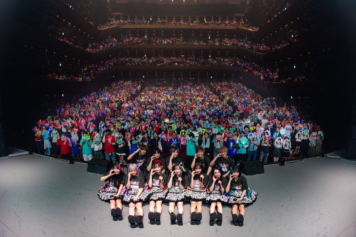 CANDY_TUNE_'s tweet photo. 【最高な集合写真 in 大阪🥁】

ステージを共に彩ってくださった、
バンドメンバーの皆様ともパシャリ📸

▼幕張2DAYSへのご応募はこちらから🎫
https://t.co/h4ATcu35Kd
※受付期間
2025年4月17日(木)18:00～4月20日(日)23:59

4/18（金）
『CANDY TUNE 2nd ANNIVERSARY TOUR 2025 「CANDY CANDY PARTY」大阪公演』
📍フェニーチェ堺 大ホール

🩵福山梨乃 @rino_ct1224
💚小川奈々子 @nachico_ct1001
🩷村川緋杏 @bibian_ct1203
🧡南なつ @natsu_ct0317
❤️立花琴未 @kotomi_ct0525
💜宮野静 @shizuka_ct0530
💙桐原美月 @mizuki_ct0221

#きゃんぱてぃ #CANDYTUNE #きゃんちゅー