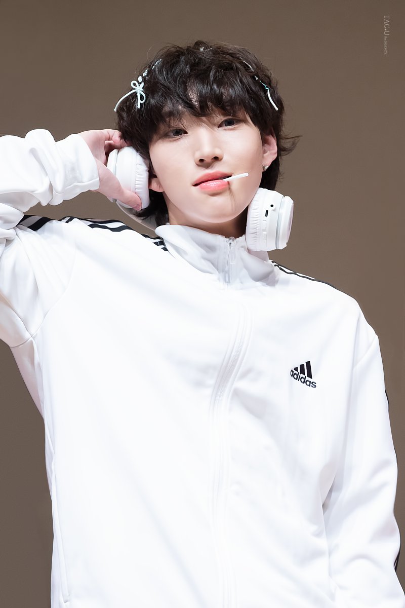 TagU_dxmon's tweet photo. 241124 프롬 HQ #태극
🐱🎧

#DXMON #다이몬 #TK
#택유 #김택유 @DXMON_HM
#보면_볼수록_진국인_내_고냥이 https://t.co/RHRtqxFaBB