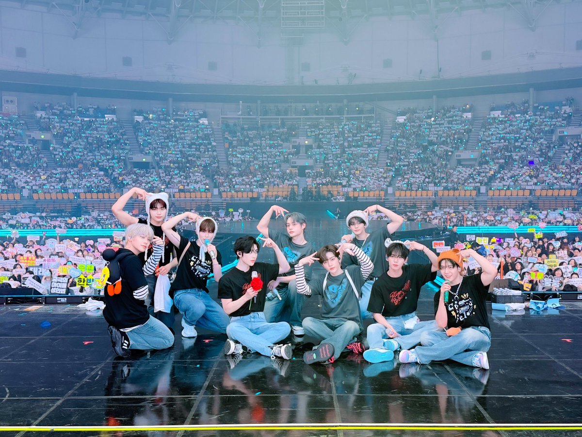 ZB1_official's tweet photo. _𝗭𝗘𝗥𝗢𝗙𝗢𝗖𝗨𝗦

2025 ZEROBASEONE FAN-CON
[BLUE MANSION] DAY 1

ZB1 숨쉬게 하는 건
💙ZEROSE뿐인걸💙

#ZEROBASEONE #ZB1 
#제로베이스원 https://t.co/DB1Dc830fE