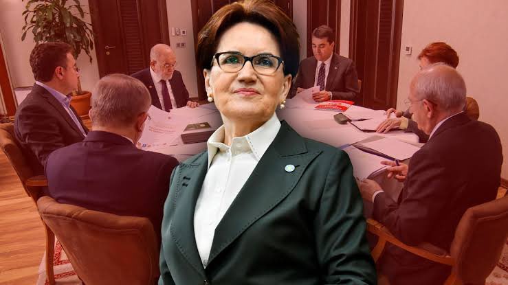 AkifSarperOnder's tweet photo. Tarihte kırılma anları vardır , o günlerden biri de 3/3/2023 tür. 

Meral Akşener, 3 Mart Cuma günü gerçekleşen  6’lı masa görüşmelerinde Kemal Kılıçdaroğlu’nun kendisini Cumhurbaşkanı adayı olarak dayatmasını kabul etmeyerek, cumhurbaşkanı adayının 5 kişinin tercihi ile değil milletin tercihi ile belirlenmesi gerektiğini belirterek tarihin akışını değiştirebilecek bir açıklama yaptı.

İYİ Parti lideri, ''Buna boyun eğmeyiz." dedi, İmamoğlu ve Yavaş'a da "Millet sizi göreve çağırıyor." diye seslendi.

O gün 2 belediye başkanından biri ben varım diyebilseydi,

* dem-pkk görüşmeleri vicdanımıza batmayacaktı.

* Kimse Ekrem İmamoğlu’na özgürlük istemeyecekti, boykot çağrılarıyla ekonomi yara almayacak , eylemlere gerek kalmayacaktı dolayısıyla göz altılar yaşanmayacaktı .

* Her türlü manda ve himayeyi reddetmiş olan Ulu Önder Atatürk’ün kurmuş olduğu partinin başında, İngiltere Başbakanına yardım çağrısında bulunan bir genel başkan olmayacaktı .

* Mülteci sorunu çözümlenmeye başladığından Ümit Özdağ iddianamesi olmayacaktı .

* Rasim Ozan Kütahyalı gibiler huzurumuzu kaçıracak paylaşımlar yapamayacaktı. 

* iktidar-muhalefet ilişkileri bu denli gerilip gerilip ikide bir  erken seçim çağrıları ile seçmen sandığa çağrılmayacaktı.

Kim bilir daha neler olmayacaktı neler.

Ezcümle laf dinlenseydi vatandaşın ağzının tadı yerinde olacaktı.

Kulağımıza küpe olsun .