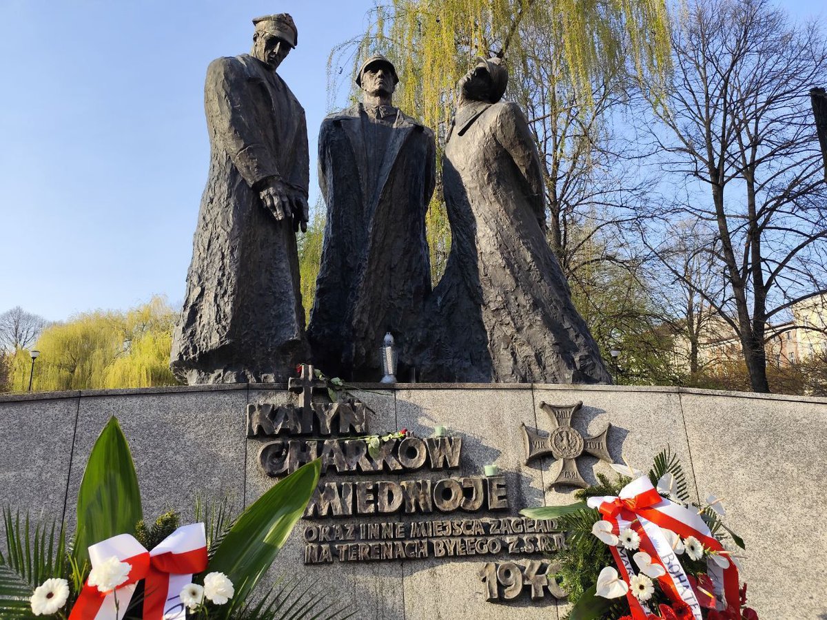 ONRBrygadaGrSl's tweet photo. 12 kwietnia 2025 roku przedstawiciele Brygady Górnośląskiej oddali hołd polskim oficerom brutalnie zamordowanym przez sowieckie NKWD w Katyniu i innych miejscach kaźni wiosną 1940 roku. https://t.co/GZxGhFAkyy