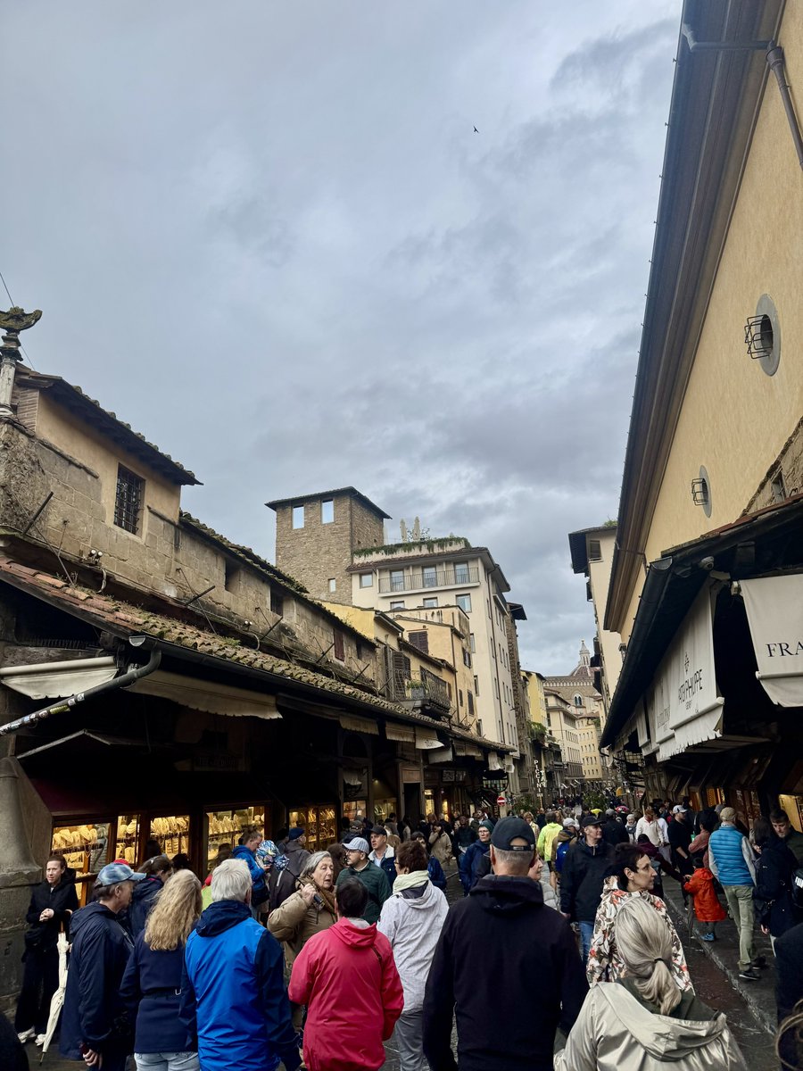 gita_mathew's tweet image. You&apos;ll probably be surprised that Good Friday is not a national holiday in Italy 🇮🇹
but a work and school day ! 
Despite this, the rituals and celebrations are planned for Easter Sunday 🐣 
#BuzzInFirenze 
#PonteVecchio