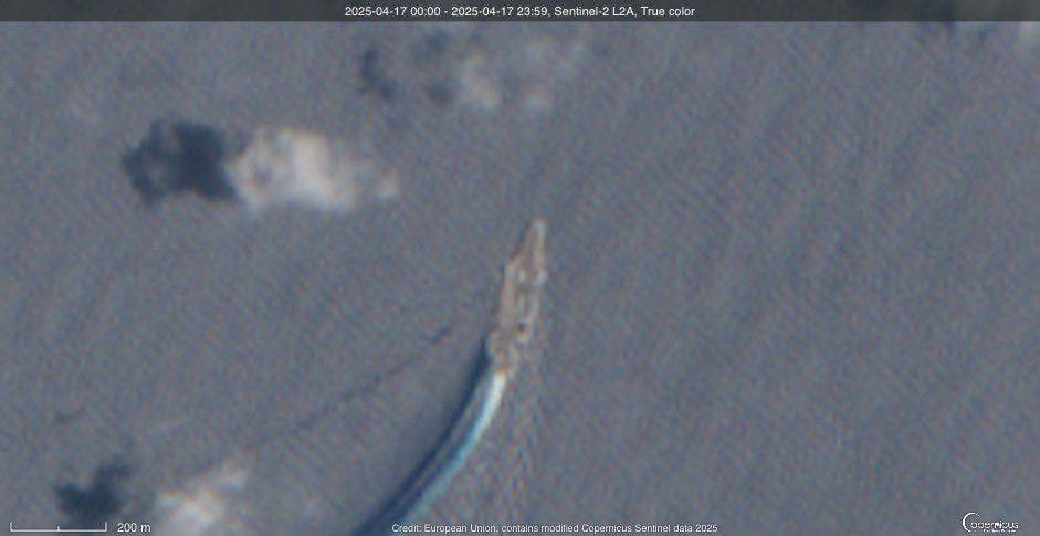 MahalaxmiRaman's tweet image. 🇺🇸  The #US  Aircraft carrier #USSCarlVinson (#CVN-70) was observed by a #Sentinel2 Satellite 📡🛰 on Thursday north of #Yemen’s #SocotraIsland, roughly 975 kilometers from #Houthi-controlled #Sanaa.