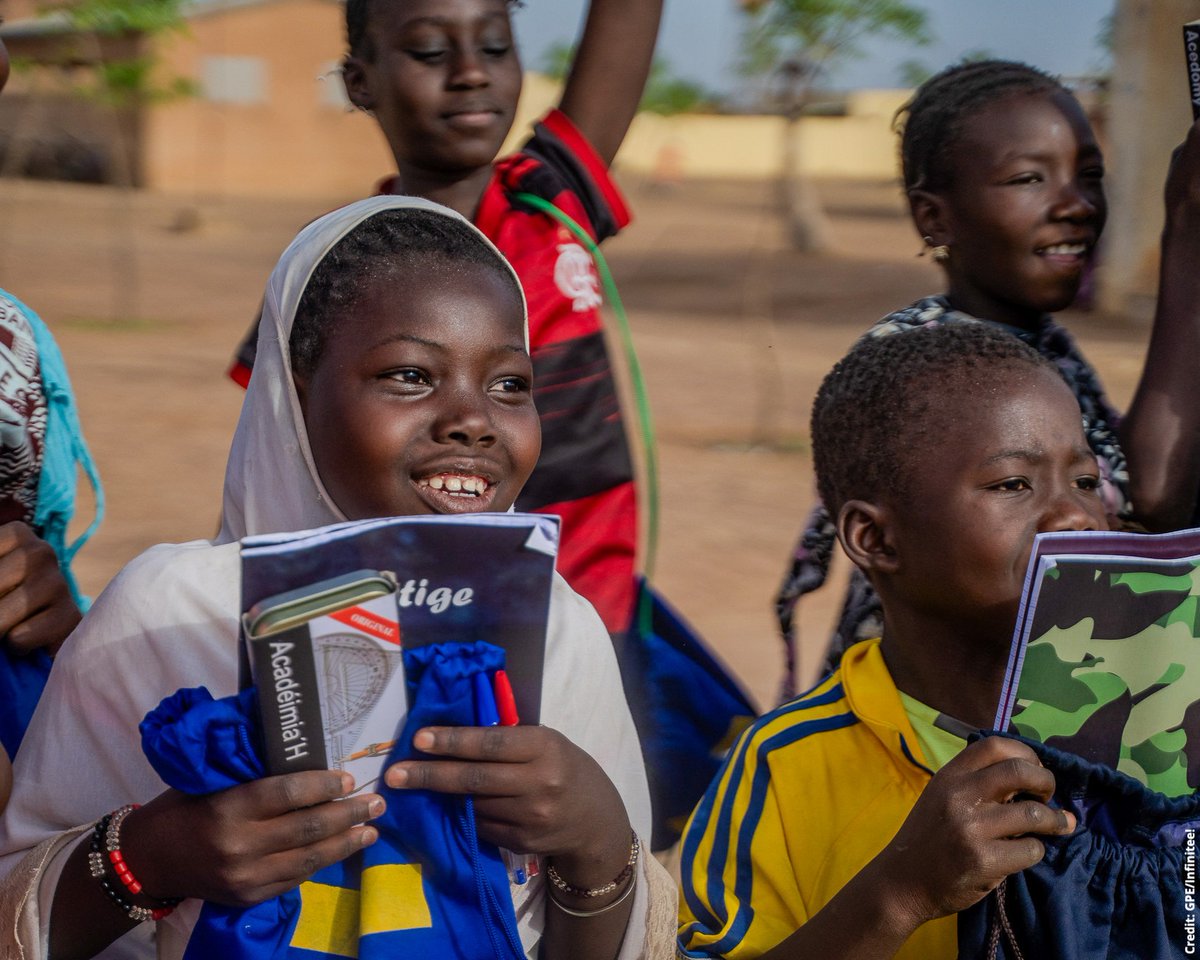 GPforEducation's tweet photo. 🚚 📚 No matter how challenging the way, this program delivers learning materials to children who need them the most.

🎒To leave no child behind, GPE and @WorldBankAfrica delivered over 300,000 education kits to students in remote and conflicted-affected areas in #Mali https://t.co/cFXD31UGrQ