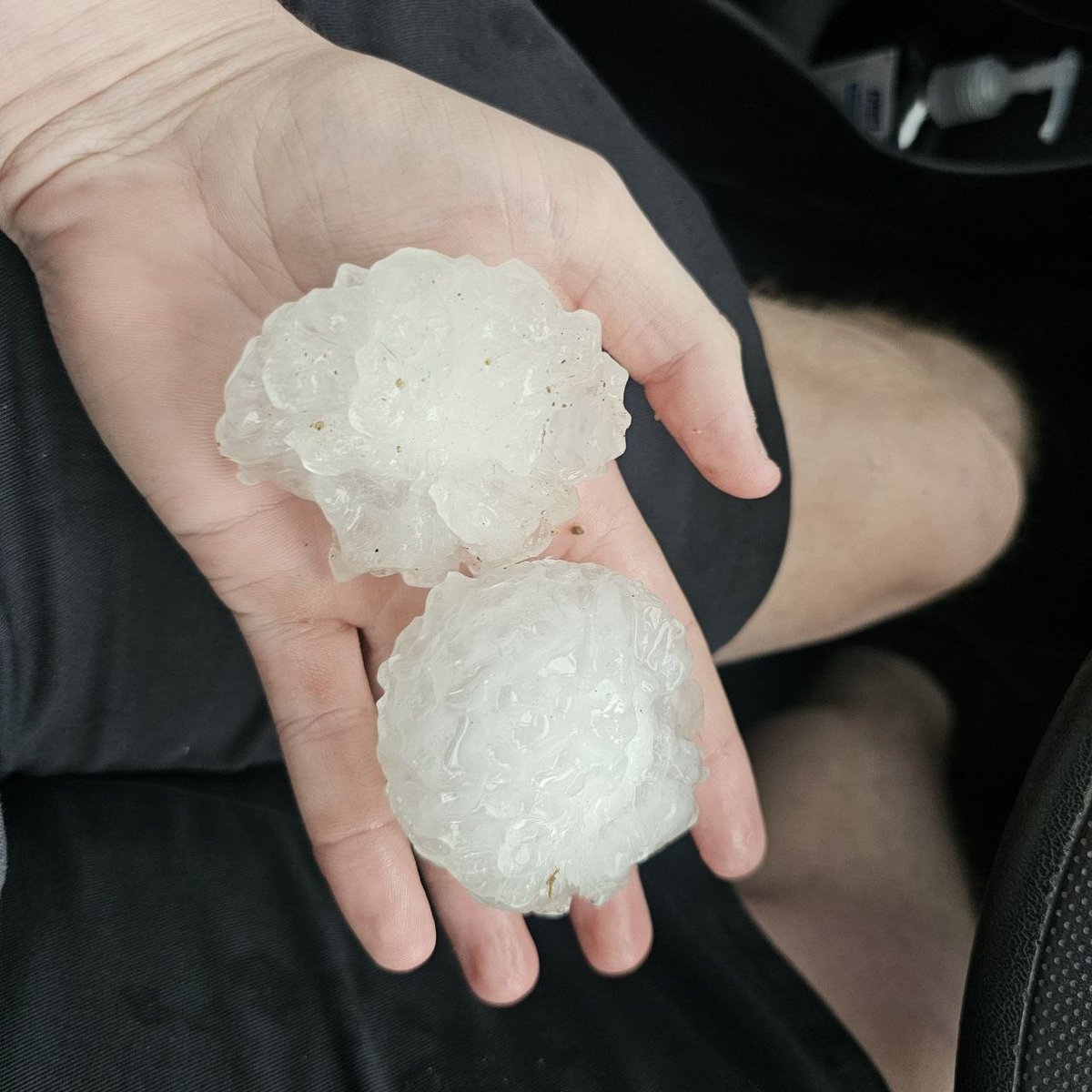 WeatherMonitors's tweet image. Large hailstones break windows in a home in Fremont, Nebraska, USA. April 17, 2025.

The hailstones reached 10 centimeters in diameter.