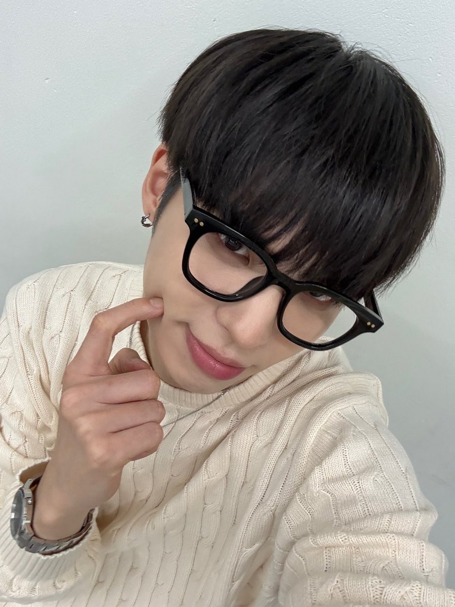 CIX_twt's tweet photo. 금욜 마무리 잘혀~~😚

#CIX #FIX #BX #이병곤 #병곤 #평픽사💙 https://t.co/xHuPdmcKFZ