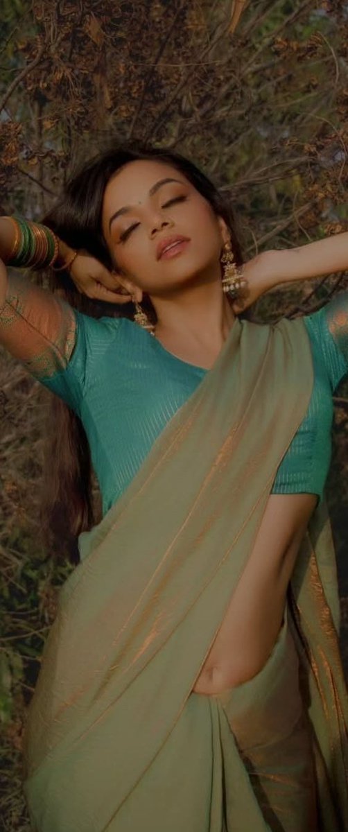 Morattuusingle's tweet photo. Athan commentary ndra perla bnda maari pesranungale atha yenda pakura 

Avanunga la yaara paatha 

Ssh ivala paaruda 🥵

Ena maari figure teriuma antha chair la ukanthu china chinatha skirt potu kaal mela kaal potu oru siripu siripaa paaru sssh 🥵 ayoo bodha erum https://t.co/L0HwOrH83s