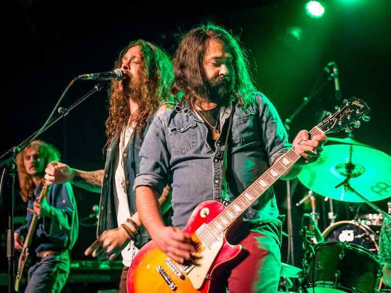Critically acclaimed Canadian Roots-Rock band The Commoners are back with a new album ‘‘The Commoners Live In The UK’ out May 16. Check out the new song! 
rockandbluesmuse.com/2025/04/18/the…