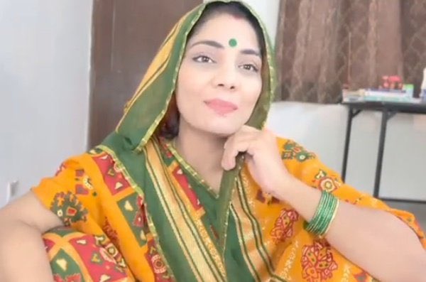 डियर लोक गायिका पिंपल क्वीन

अब गाओ बंगाल में "का बा''