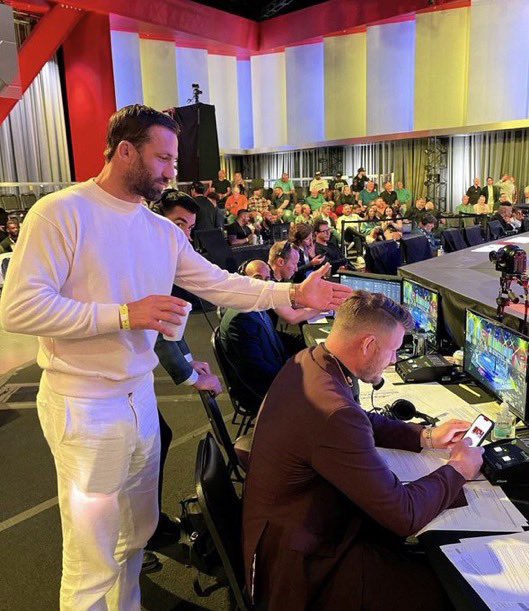 TheArtOfWar6's tweet photo. Luke Rockhold tests Michael Bisping’s eye sight https://t.co/SObFHfaaXS