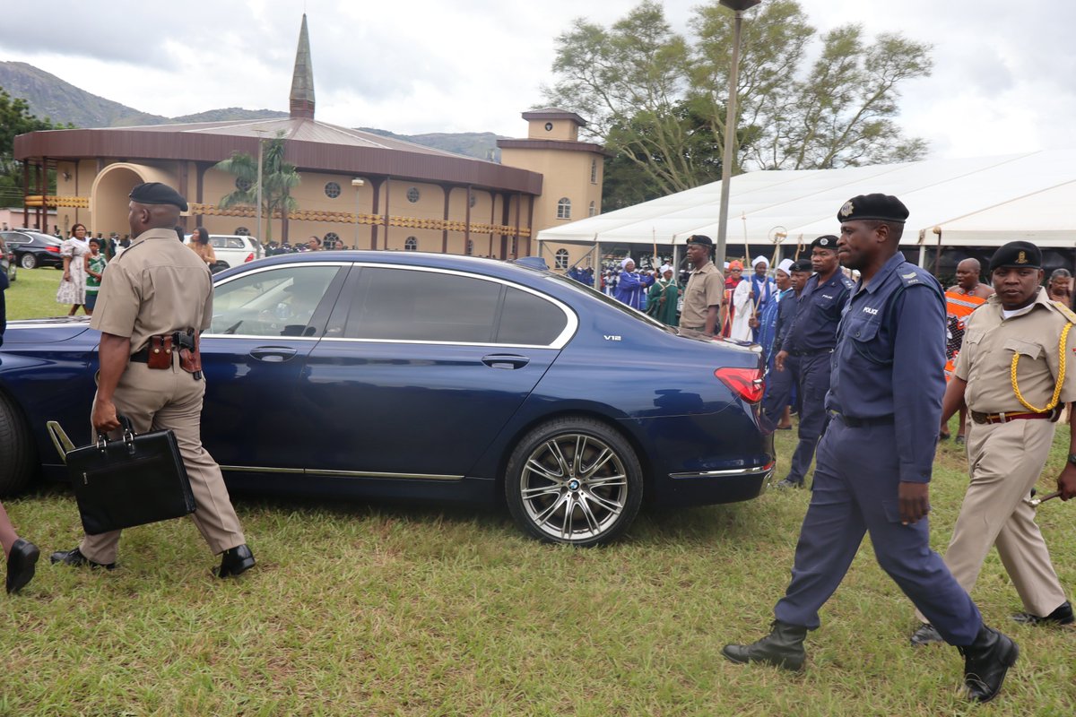 Her Majesty the Indlovukazi arrives for the Good Friday service at the National Church in Lobamba. Today, we gather in solemn remembrance, marking the beginning of the commemoration of Christ's sacrifice. #GoodFriday