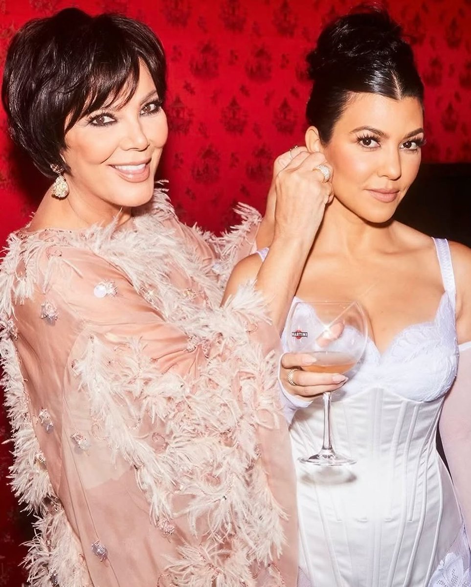 KrisJenner's tweet image. Happy Birthday to my first born, my gift from God, my beautiful @kourtneykardash!!!! The day you made me a Mommy my world completely changed, and ever since, you have given me so much joy, love, purpose, and the most beautiful memories I could have ever dreamed of. I thank God…