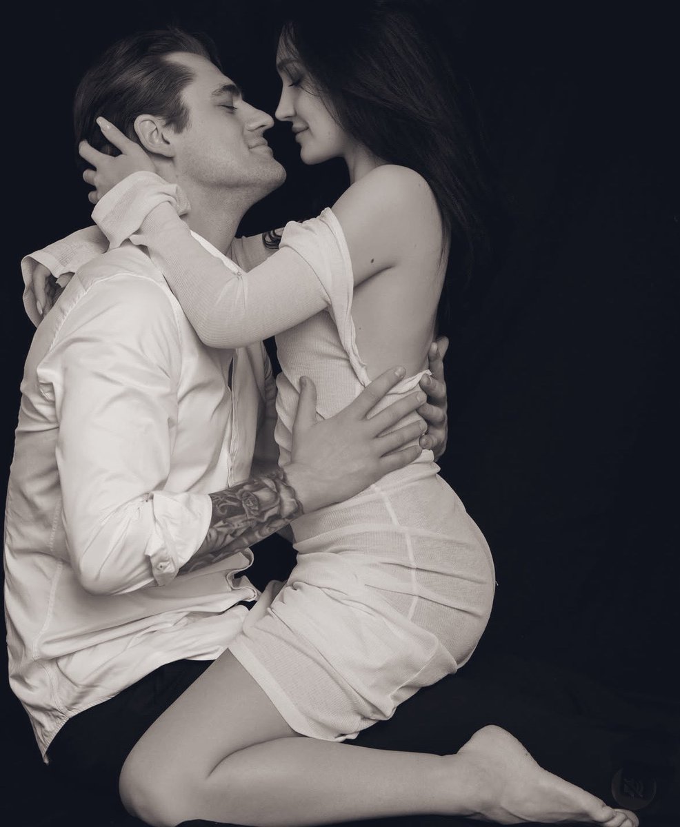 "No sé pedir mucho, poco le basta a mi alma para ser feliz, para estar en paz, solo quiero contar con unas manos que nunca me suelten, con unos ojos donde siempre me refleje, con unos labios que nunca me mientan, y con un corazón lleno de verdadero amor y de lealtad".ca💜