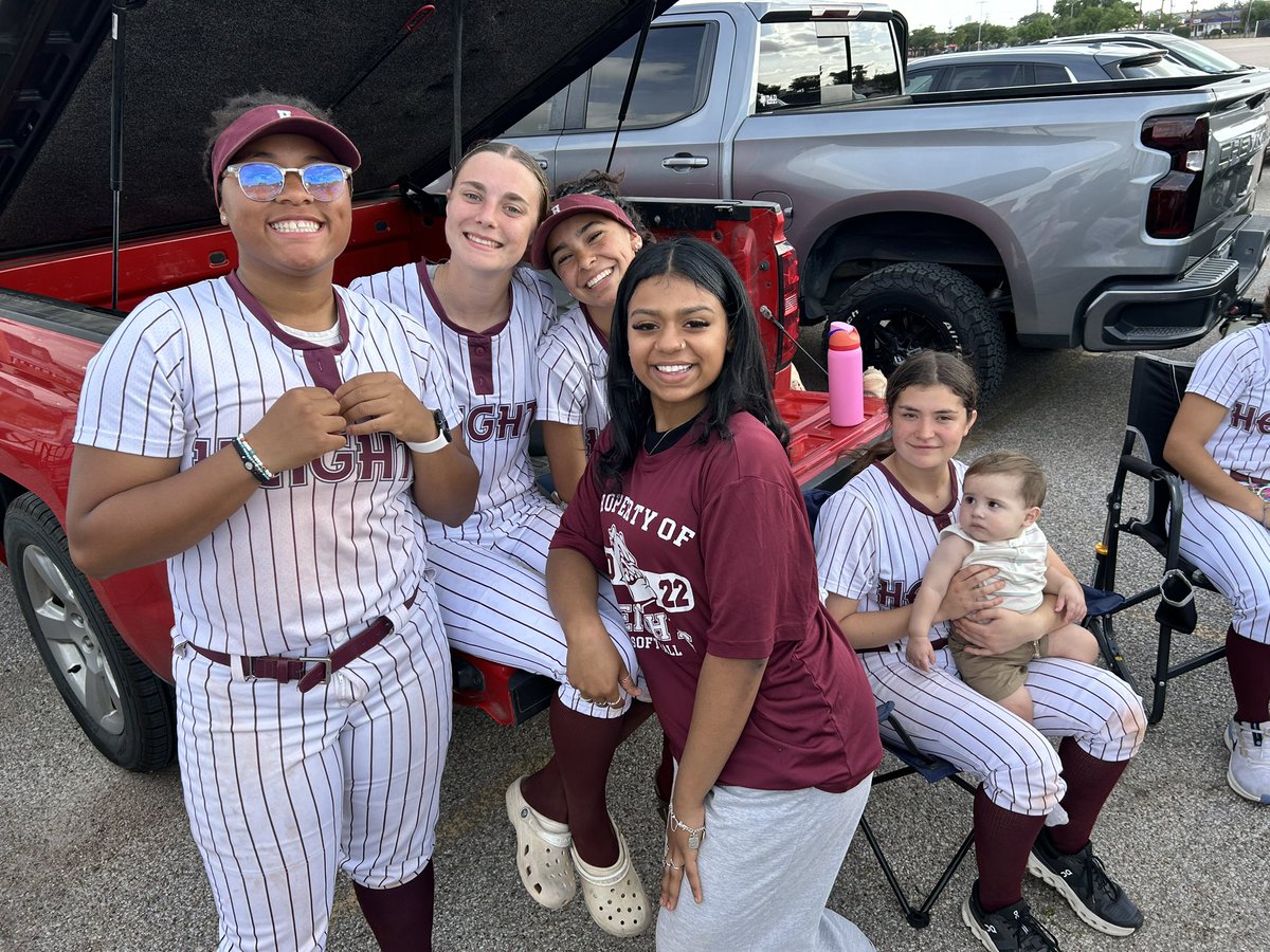 SoftballHeights's tweet photo. Thanks to everyone who came out last night to support this team. The Bulldog family knows how to celebrate a championship!  Special thanks to all the parents who provided food for the tailgate. It was an amazing night!  #ThisIsHeightsSoftball https://t.co/pYGH43sx7Z