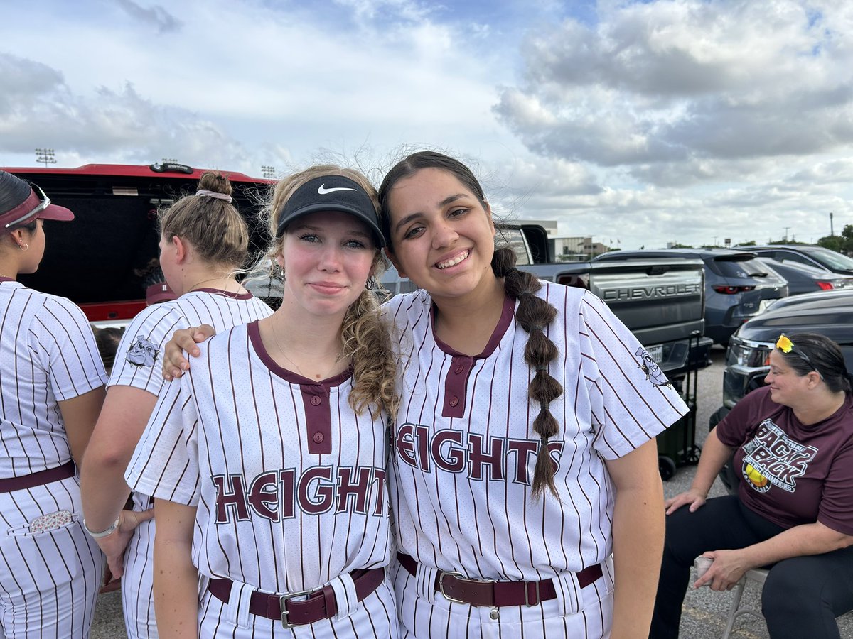 SoftballHeights's tweet photo. Thanks to everyone who came out last night to support this team. The Bulldog family knows how to celebrate a championship!  Special thanks to all the parents who provided food for the tailgate. It was an amazing night!  #ThisIsHeightsSoftball https://t.co/pYGH43sx7Z