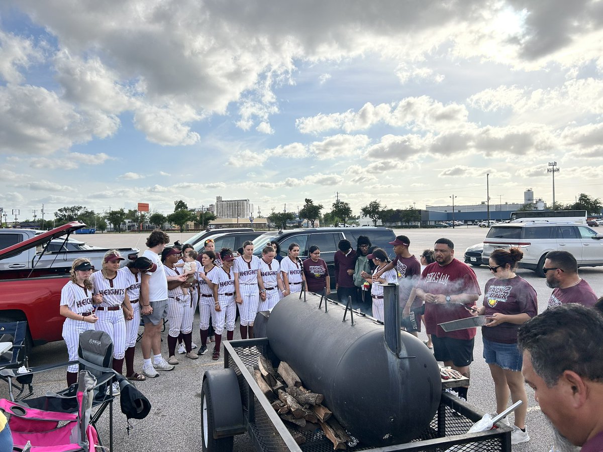 SoftballHeights's tweet photo. Thanks to everyone who came out last night to support this team. The Bulldog family knows how to celebrate a championship!  Special thanks to all the parents who provided food for the tailgate. It was an amazing night!  #ThisIsHeightsSoftball https://t.co/pYGH43sx7Z