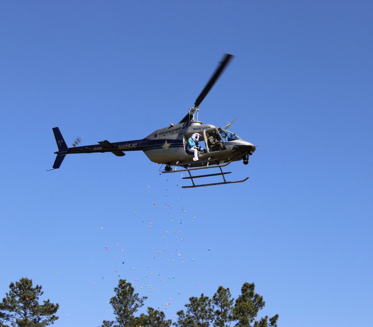 FloridaAPD's tweet image. On Wednesday, April 16th, residents and staff took part in Sunland Center’s annual Egg Drop & Spring Carnival. The day of activities, included a petting zoo, face painting, and a visit from the Easter Bunny—who flew in by helicopter!
Thank you to the Jackson County Sheriff’s…