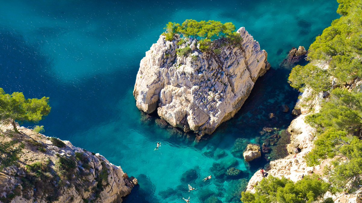 After an enjoyable walk along📍Marseille, the best reward is a view over the stunning calanques - a spread of blue against the chalky cliffs and a colour palette to take your breath away! 

📷 aterrom/Adobe Stock

#ExploreFrance