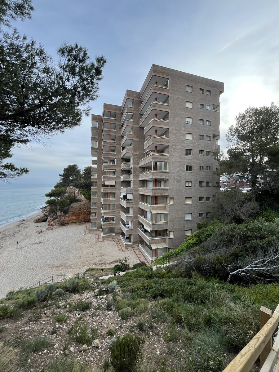 Guerau06's tweet image. el peak de l’especulació a Catalunya. Un gratacels al mig d’una cala…