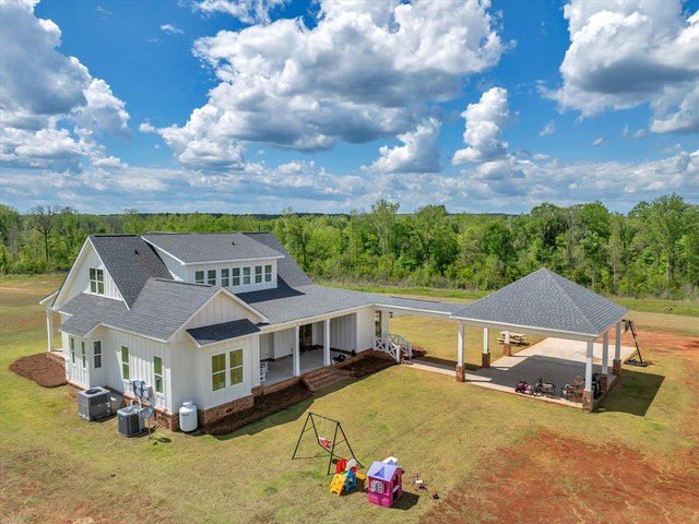 FARMFLIP's tweet photo. Feature Farm: This custom home on 125 +/- acres in Houston Co., GA, is Ideal for a farm, horse property, or a private family retreat. It offers a flowing creek and prime habitat for deer, turkey &amp; dove. Offered by Jeff Hair with Purpose Land Group. https://t.co/85wGBYGHRE https://t.co/CBbtMrdVmK
