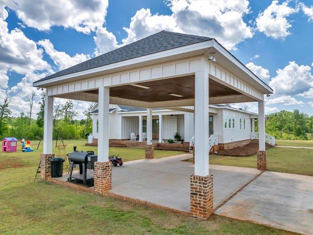 FARMFLIP's tweet photo. Feature Farm: This custom home on 125 +/- acres in Houston Co., GA, is Ideal for a farm, horse property, or a private family retreat. It offers a flowing creek and prime habitat for deer, turkey &amp; dove. Offered by Jeff Hair with Purpose Land Group. https://t.co/85wGBYGHRE https://t.co/CBbtMrdVmK