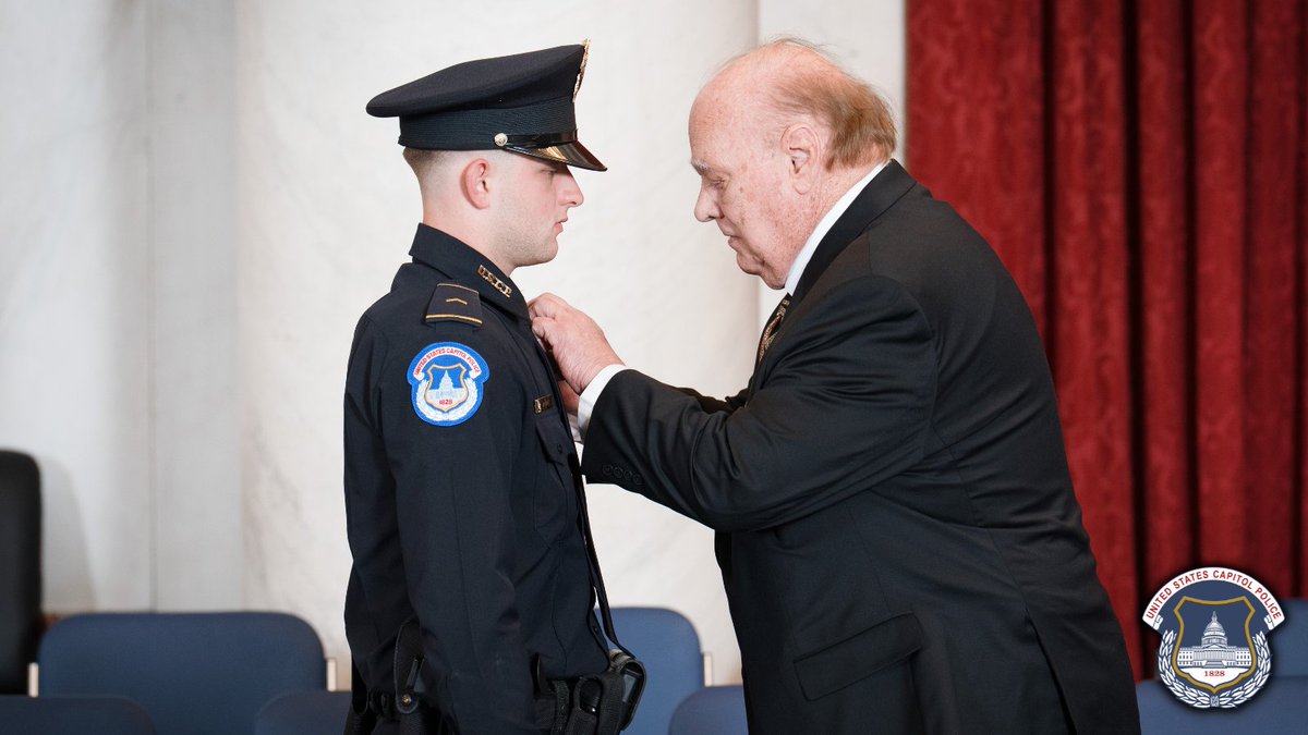 CapitolPolice's tweet image. RUNS IN THE FAMILY: We just welcomed 17 new officers into our Department. Today’s recruit graduation included 2 brothers who went through the academy together -- as well as a grandson, a nephew, & a brother of retired/current USCP officers. Congratulations & welcome to the team!