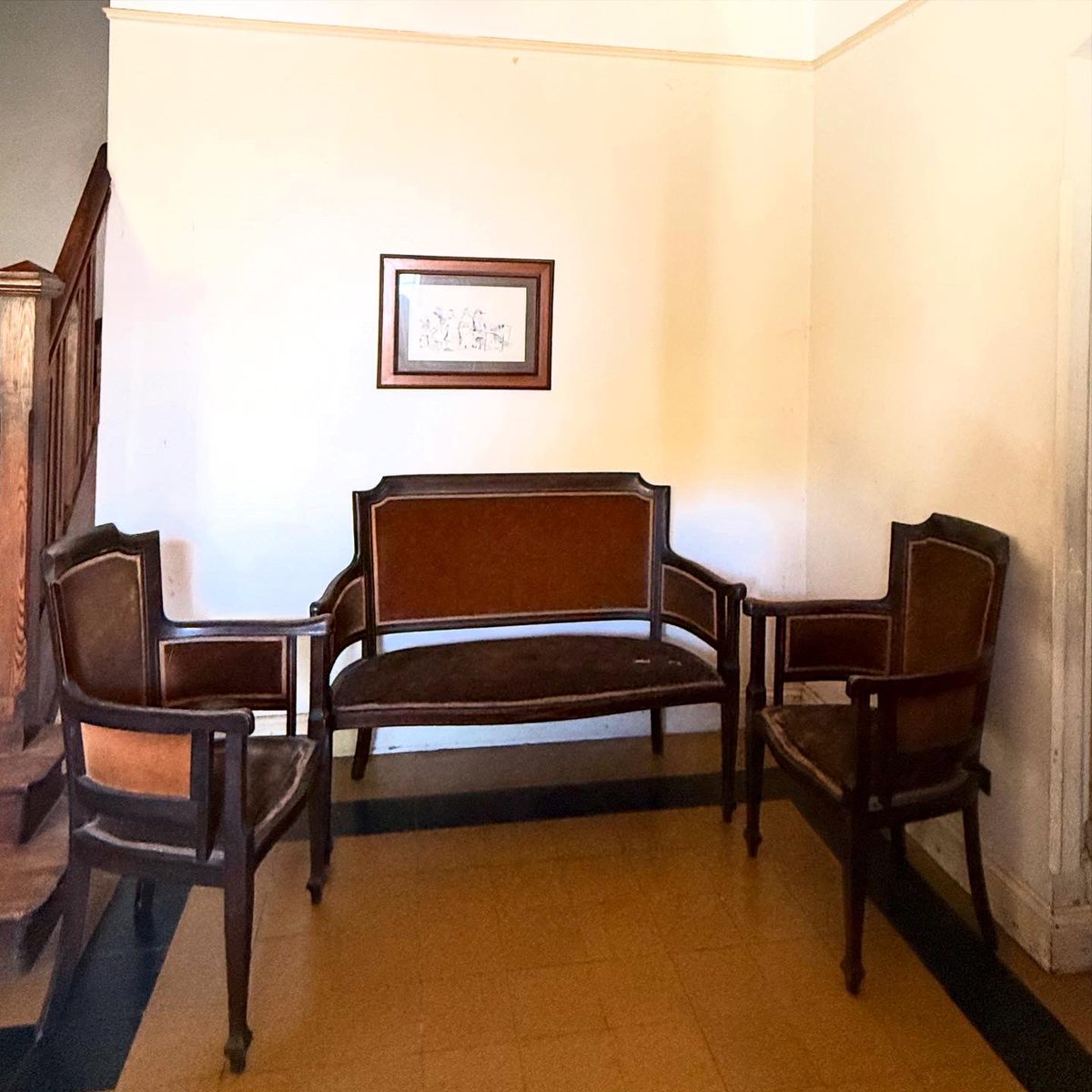 cherrybuho's tweet photo. Vendo muebles divinos de mi abuelo. Estilo inglés 1940. Se agradece RT https://t.co/p35g3CwbuV