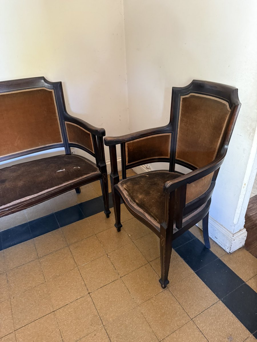 cherrybuho's tweet photo. Vendo muebles divinos de mi abuelo. Estilo inglés 1940. Se agradece RT https://t.co/p35g3CwbuV